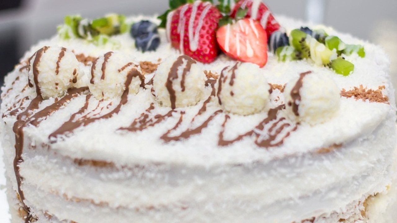 Домашний банановый торт без выпечки, приготовле...