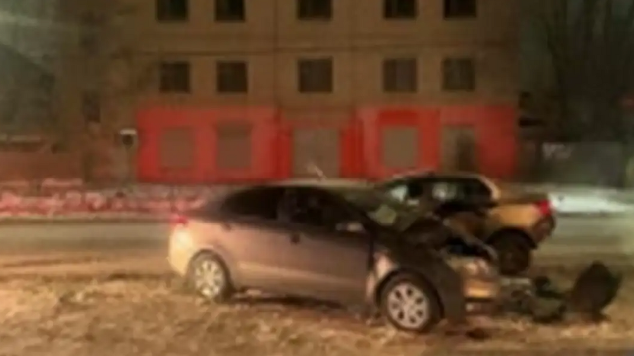 Вечером, в 19:00 по местному времени, на улице ...