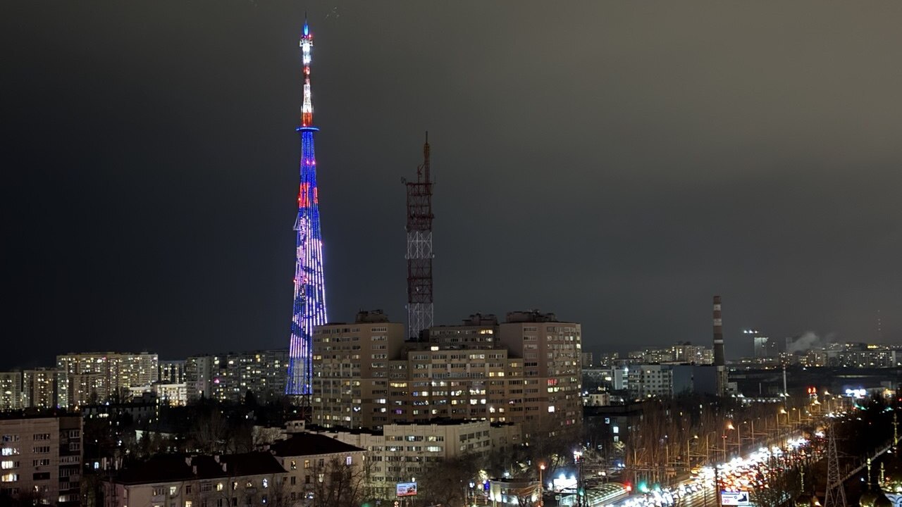 В День добровольца самарская телебашня засияла праздничной подсветкой В ночь на 5 декабря 2025 года на главной телеба...