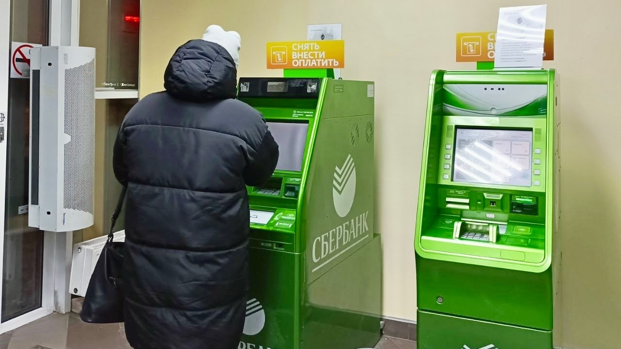 Майский шок для держателей карт: кого банки нач...