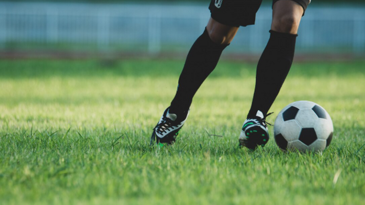 Нападающий футбольного клуба «Акрон» из Тольятт...