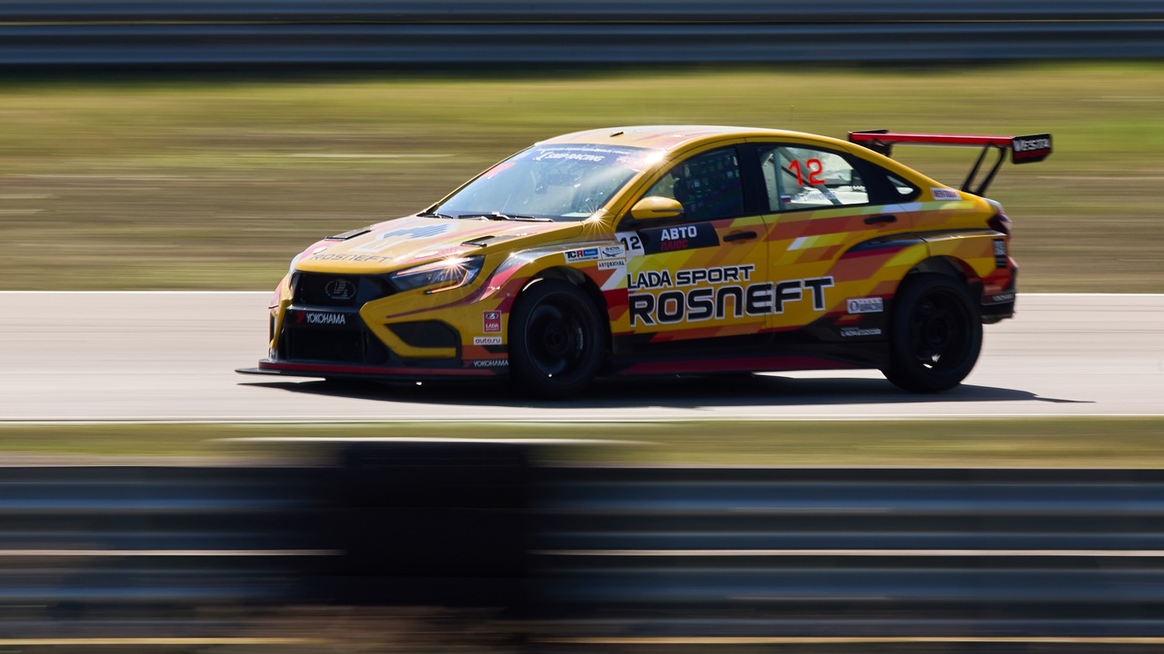 Дебютант LADA Sport ROSNEFT Михаил Симонов одержал первую победу Удачный старт и успешные рестарты помогли удерж...