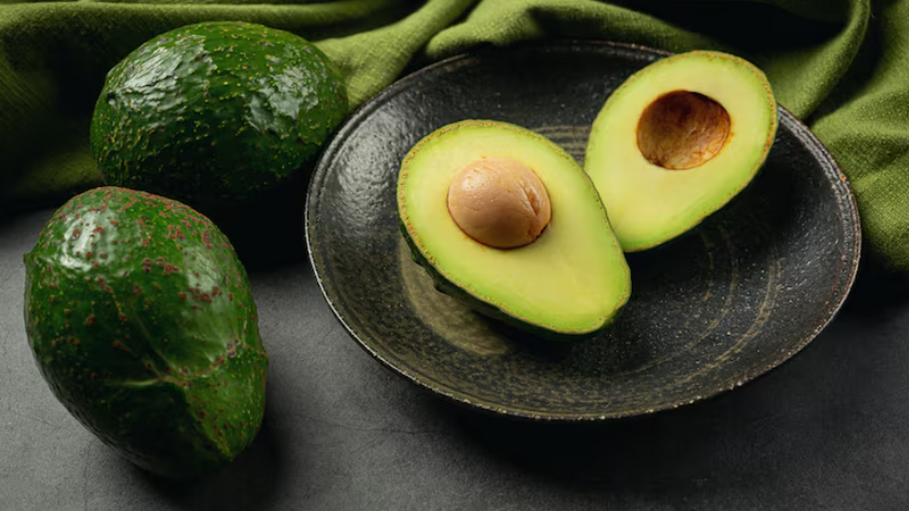 Беру авокадо только ради косточки – просто незаменимая вещь: вот как применяю дома Орхидея не цветет? Поможет косточка авокадо: пр...