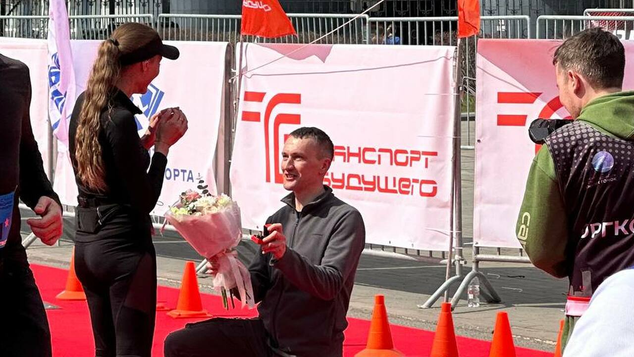 Самарец сделал предложение руки и сердца на Х Космическом полумарафоне, — фоторепортаж с юбилейного забега Легкоатлетический забег, посвященный Дню космон...