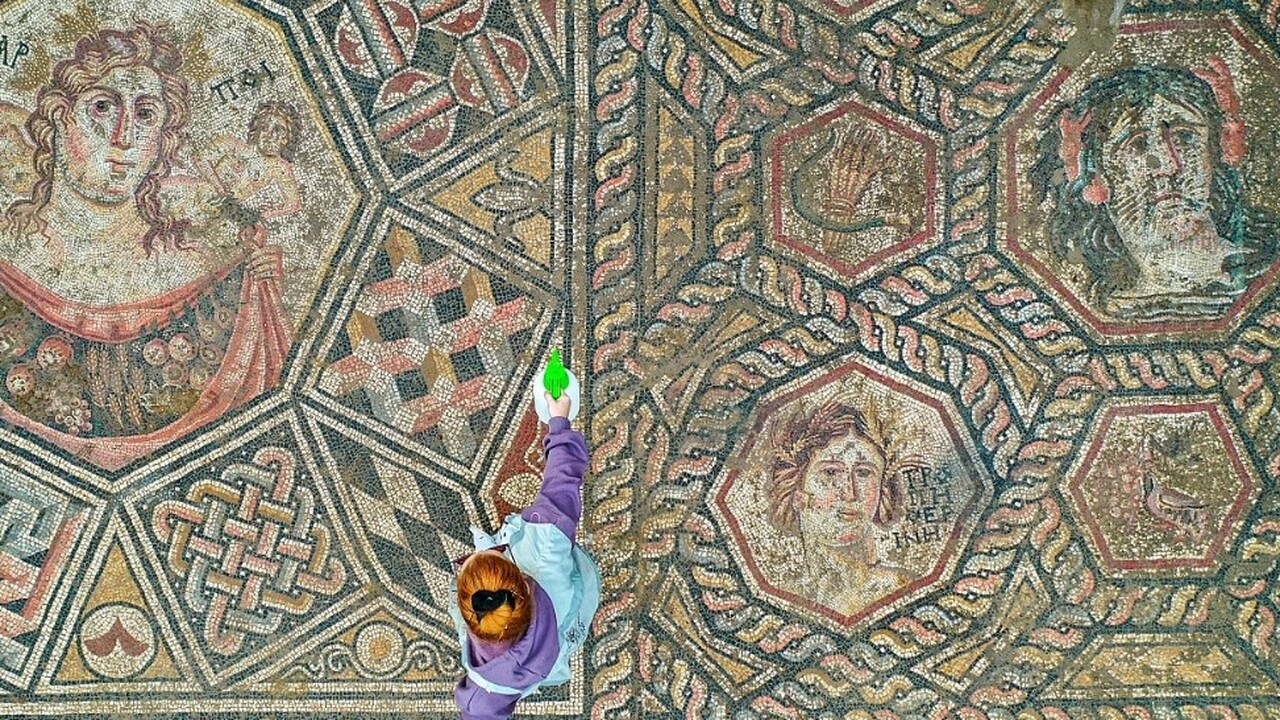 Мозаика была датирована на основании стилистиче...