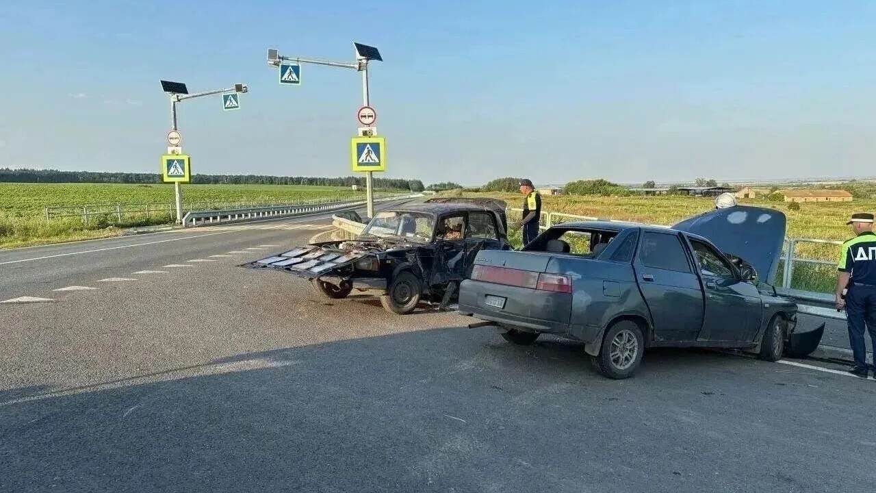 Еще два человека получили травмы, их госпитализ...