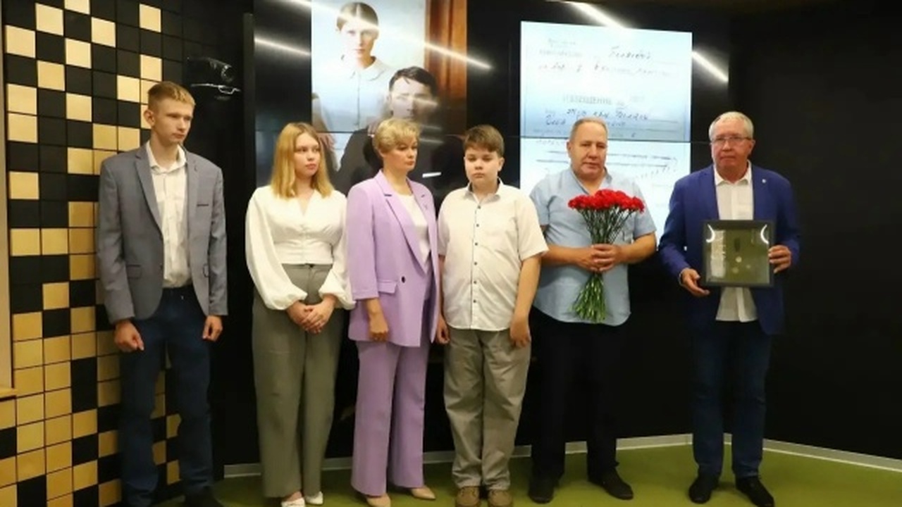 В Самаре семье красноармейца передали найденный солдатский медальон Он был найден поисковиками спустя более 85 лет ...