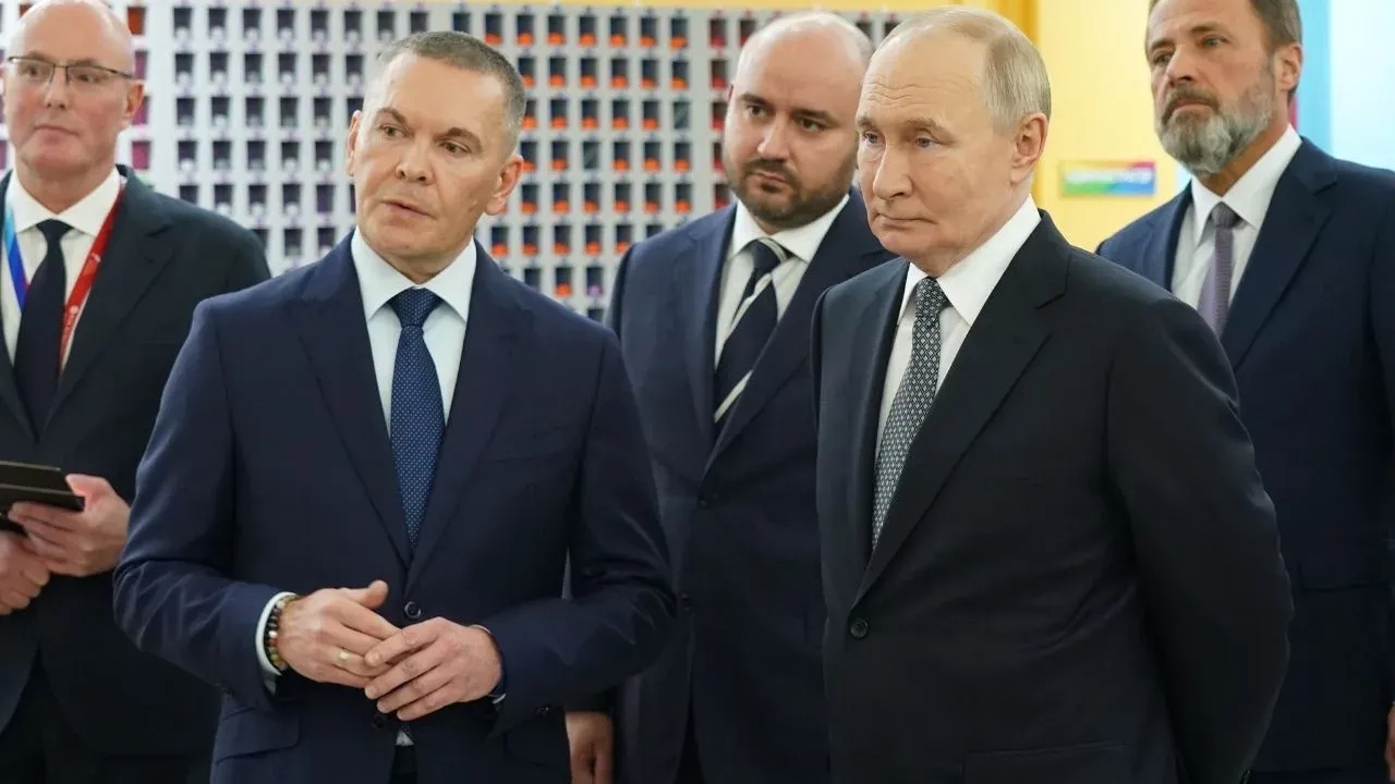 Президент Владимир Путин в Самаре посетил ФОК «Орбита» В Самаре Владимир Путин осмотрел ФОК «Орбита»