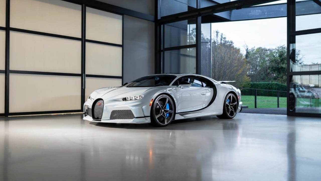 Начались торги за уникальный Bugatti Chiron «Белый слон»: красавца сняли на фото Эксклюзивный гиперкар Bugatti Chiron с именем «...