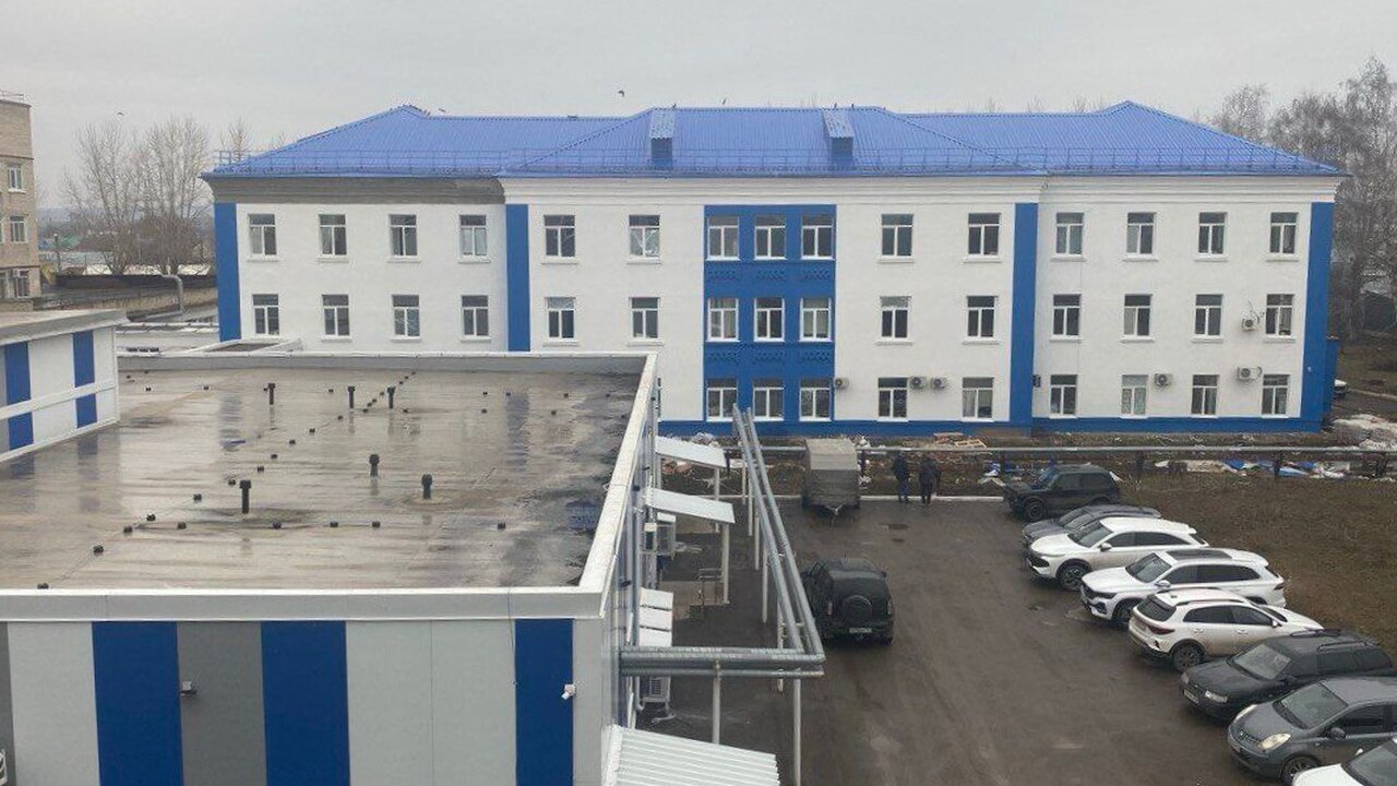 Работы по обновлению хирургического корпуса в Похвистнево выходят на финишную прямую. Работы по обновлению кровли и фасада здания хир...