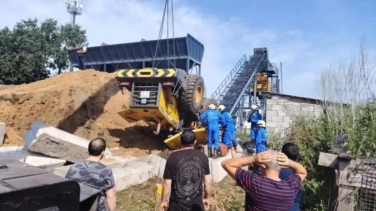 В Красноярском районе водитель автопогрузчика погиб после опрокидывания Диспетчер пожарно-спасательной части № 110 полу...