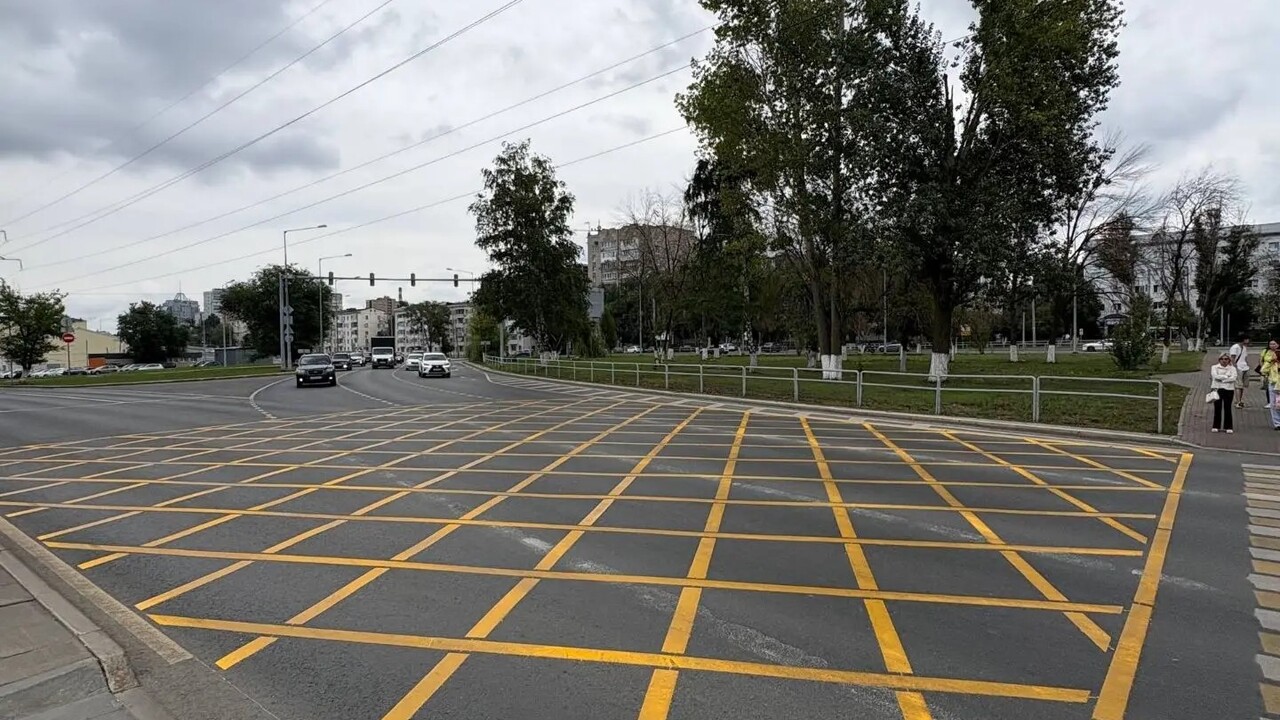 На Московском шоссе в Самаре наносят разметку «вафельница» для борьбы с пробками Места для обновления выбирались при помощи Инте...