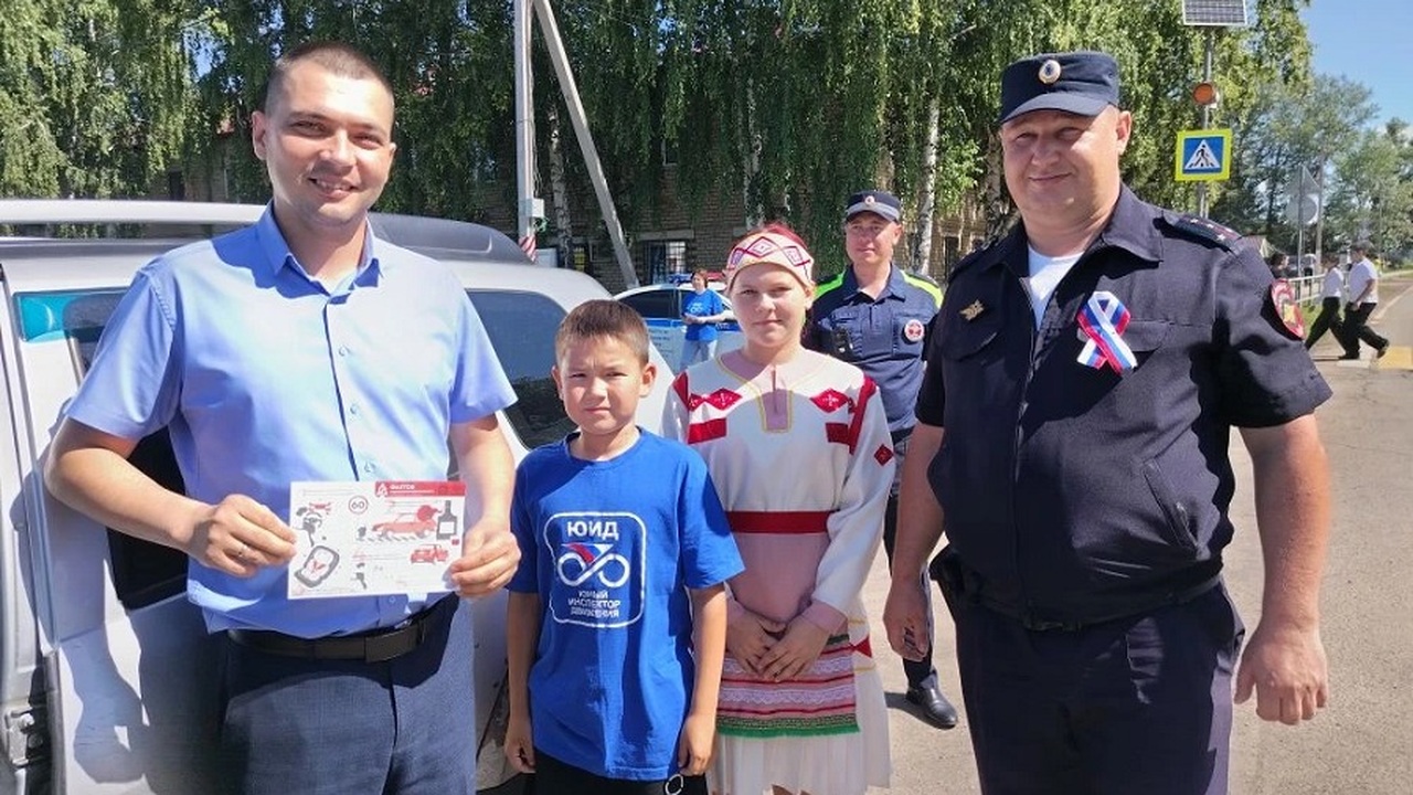 Самарские полицейские провели патриотические акции ко Дню России В Самарской области сотрудники органов внутренн...