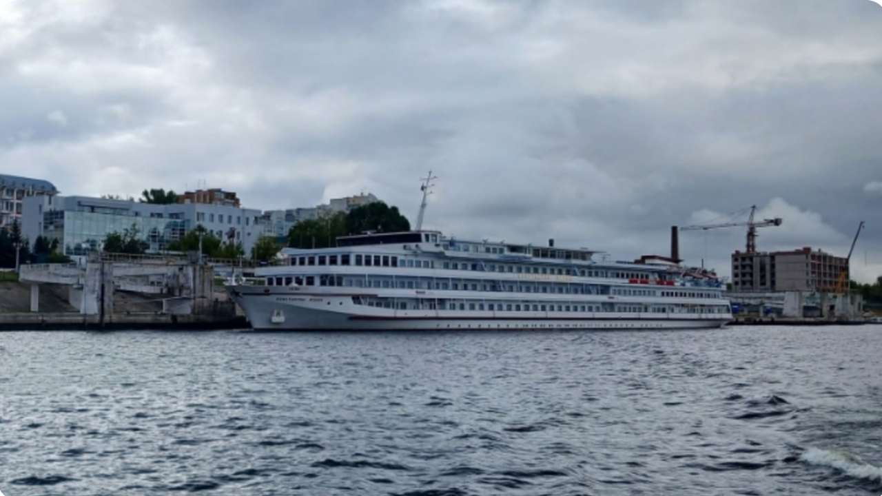 Круизный лайнер В. Жириновский прошел Самару по пути в Питер: его сняли на фото Круизный лайнер «Владимир Жириновский» на один ...