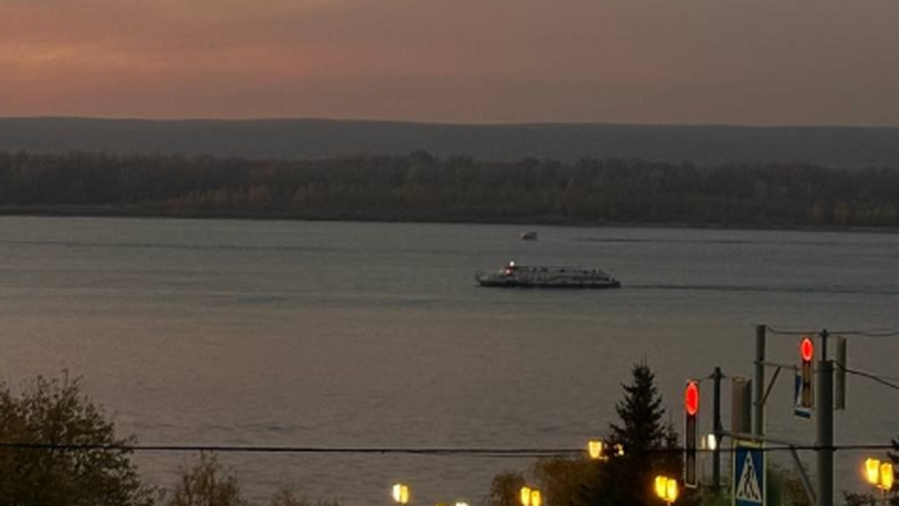 Уровень воды в реке Волга в городе Самаре демон...