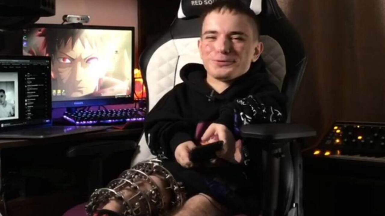 Победитель шоу «Голос. Дети» Плужников оказался брошен и вынужден петь на улицах В 2016 году, в третьем сезоне телешоу «Голос. Д...