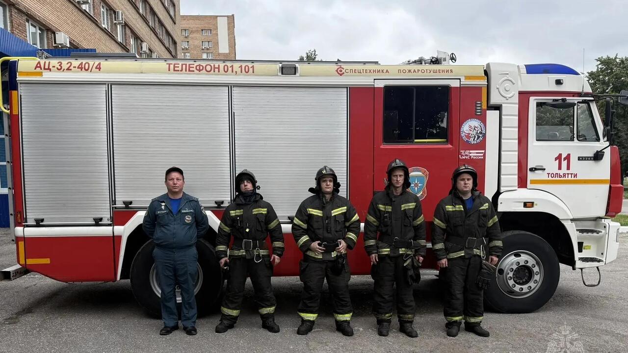 Тольяттинские пожарные вынесли из горящего дома двоих детей и троих взрослых В Тольятти сотрудники МЧС Российской Федерации ...