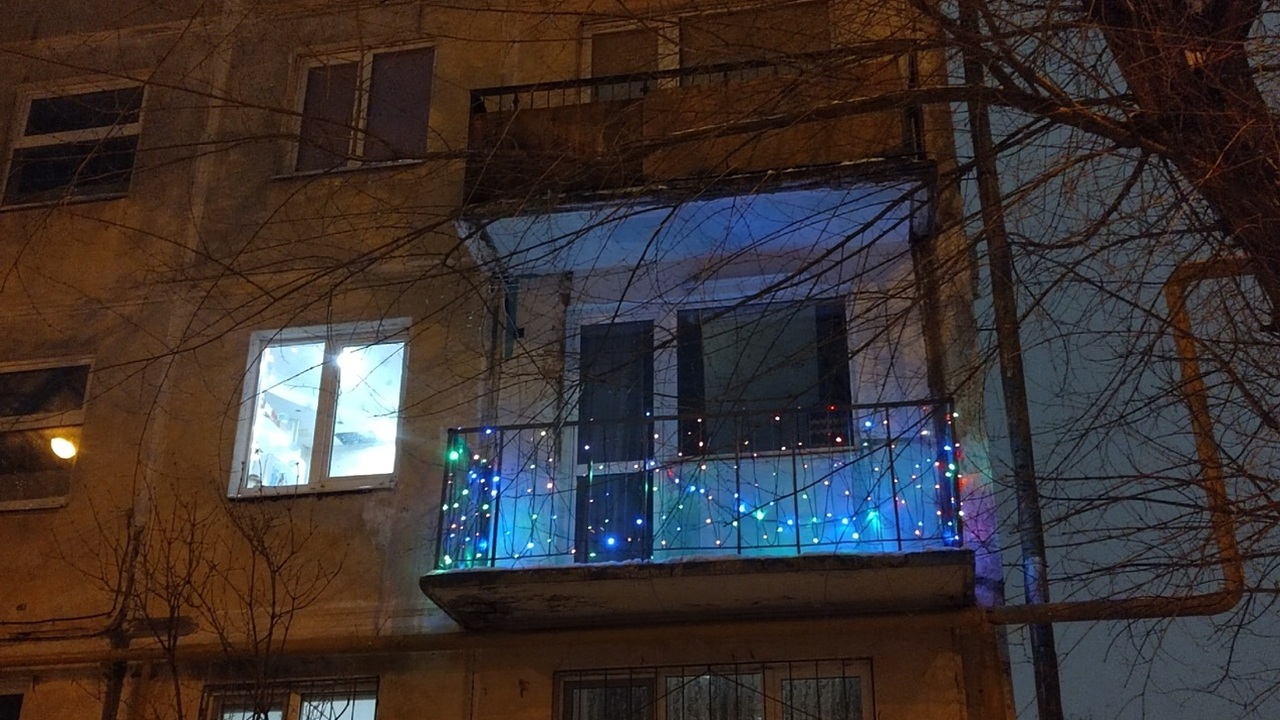 Новогодние гирлянды на фасаде: что нужно знать,...