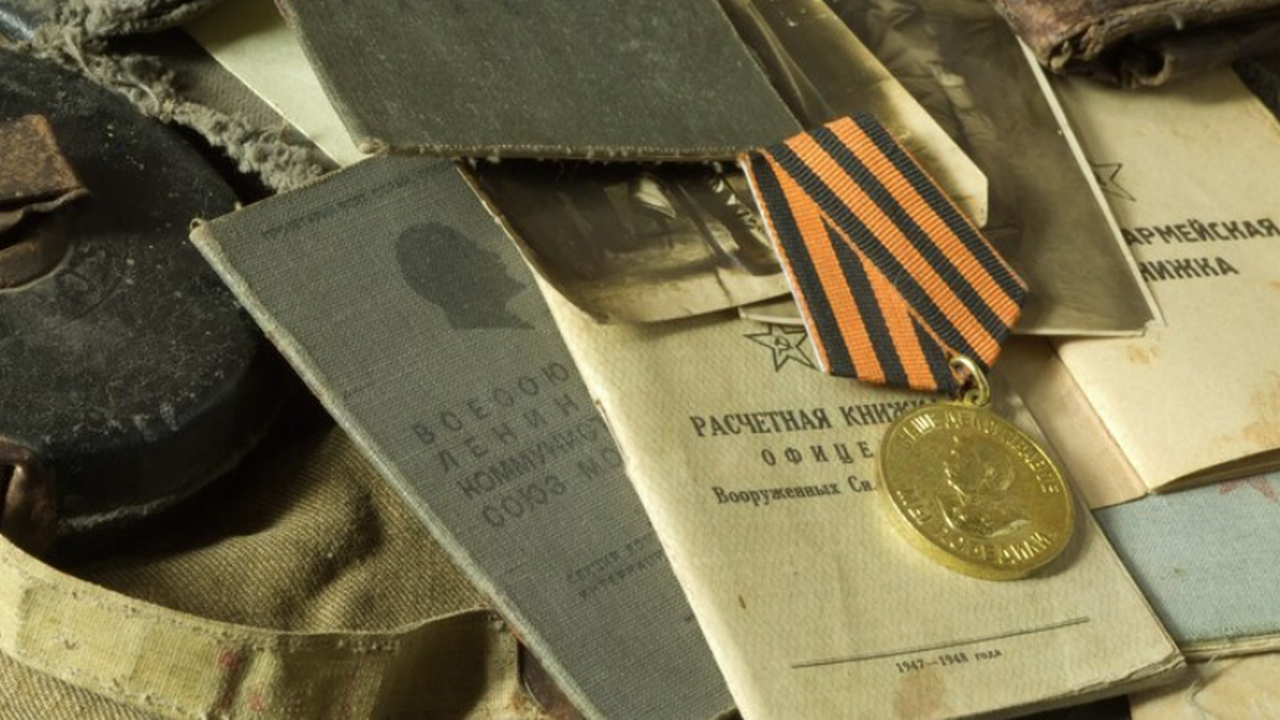 Михаил Ламонов вручил ветерану Великой Отечеств...