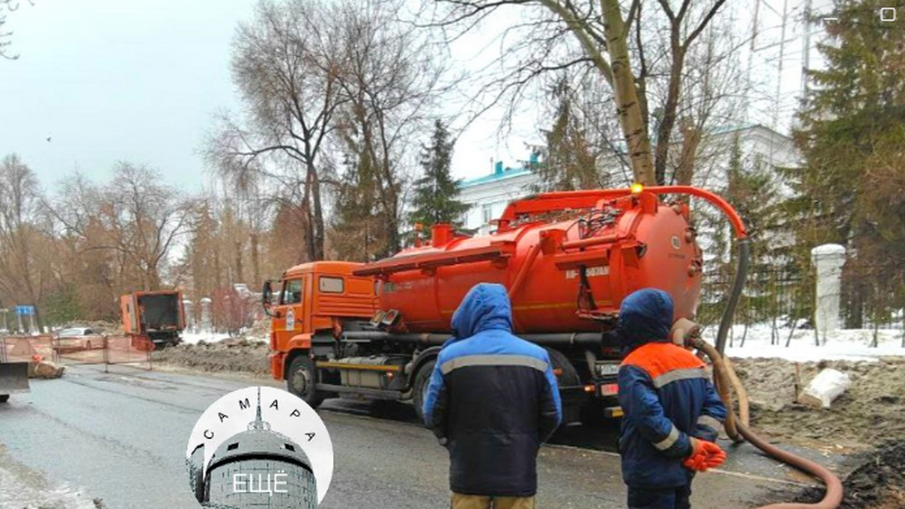 В Самаре продолжают ремонтировать водовод на ул...