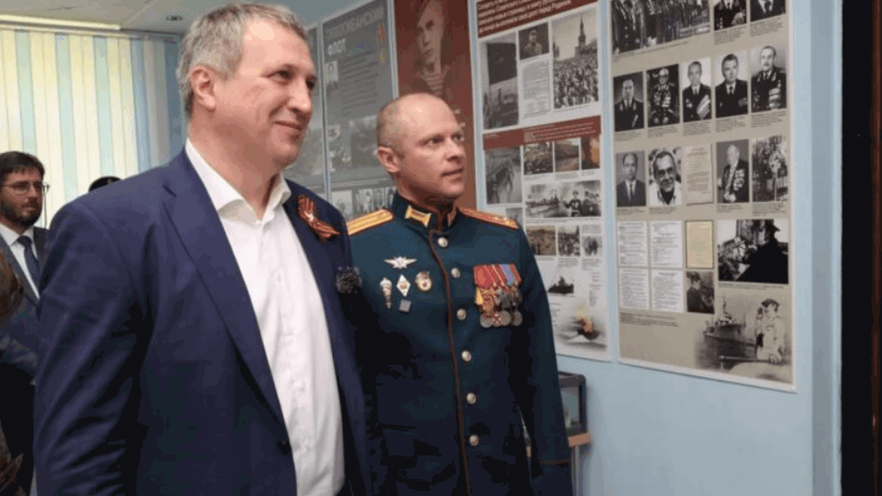 Глава Самары Иван Носков посетил музей школы №1...