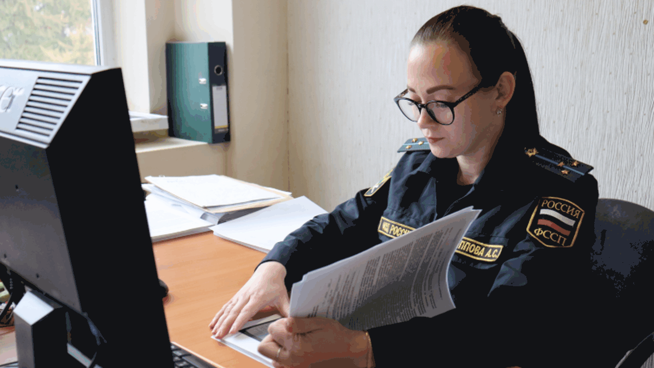 Он перевел взыскателю всю сумму задолженности о...