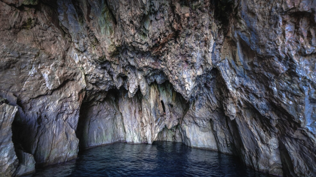 В пещере Лянг-Метандуно на индонезийском остров...