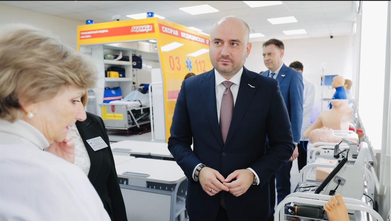Глава региона осмотрел обновленные образователь...