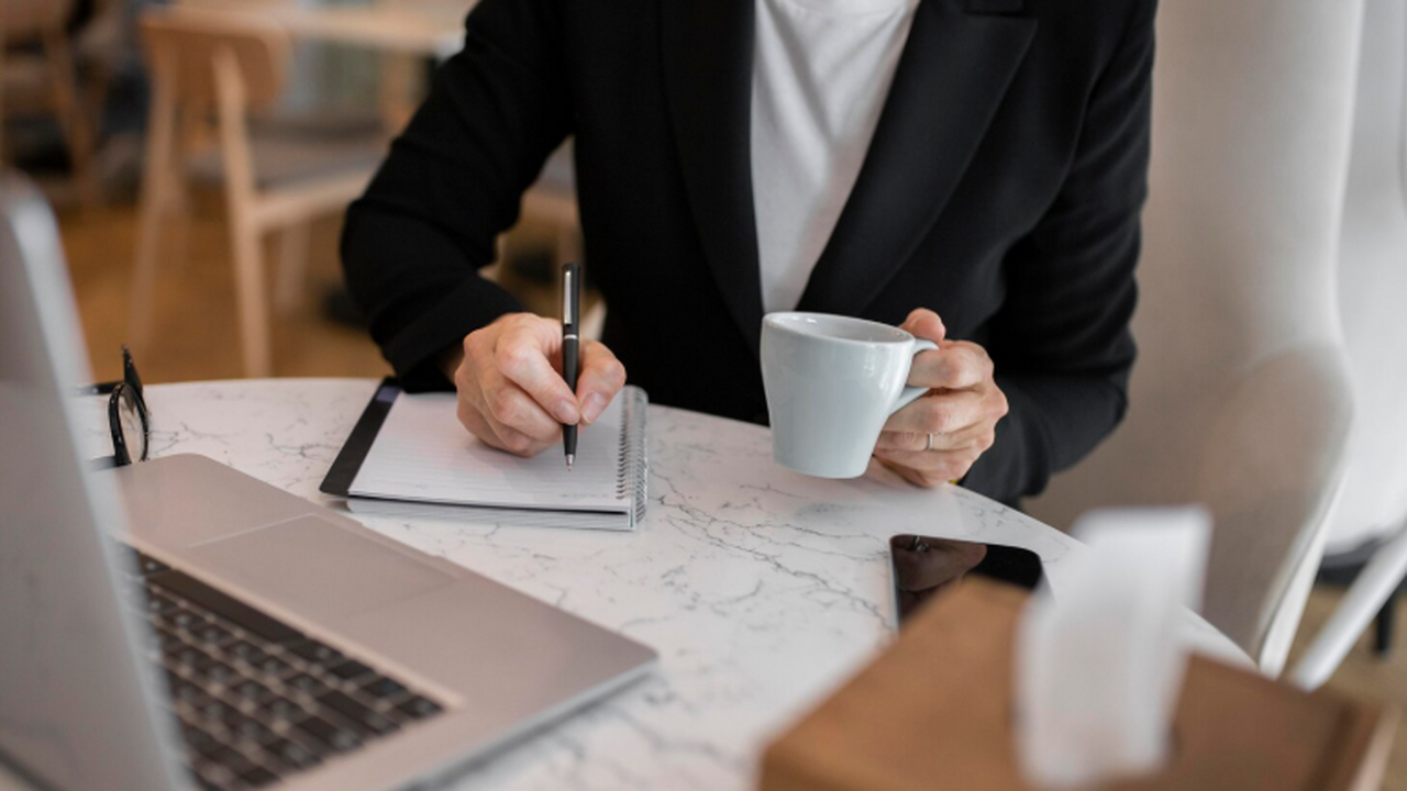 Работодатели молчат, а мы работаем и не задаем вопросов: как избежать шестидневной рабочей недели в конце октября В конце октября 2025 года в России будет введен...