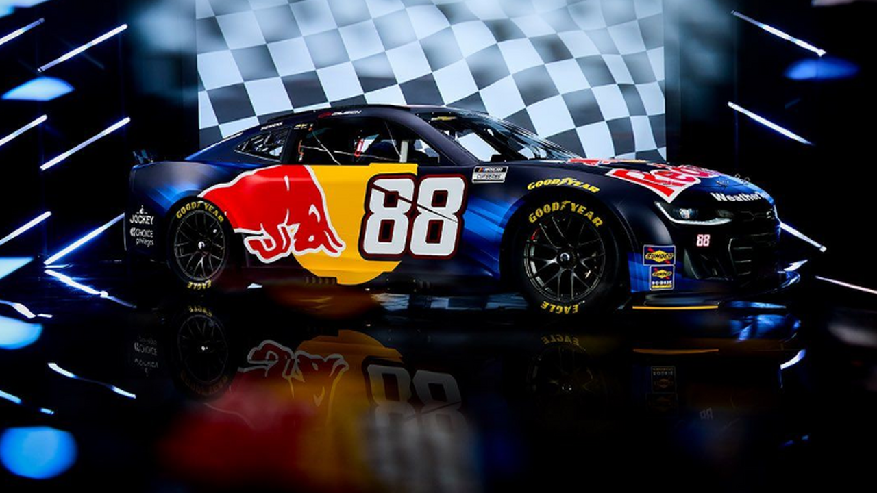 Команда NASCAR Cup представила ливреи в цветах «Ред Булл»: авто сняли на фото Команда Trackhouse Racing, выступающая в NASCAR...