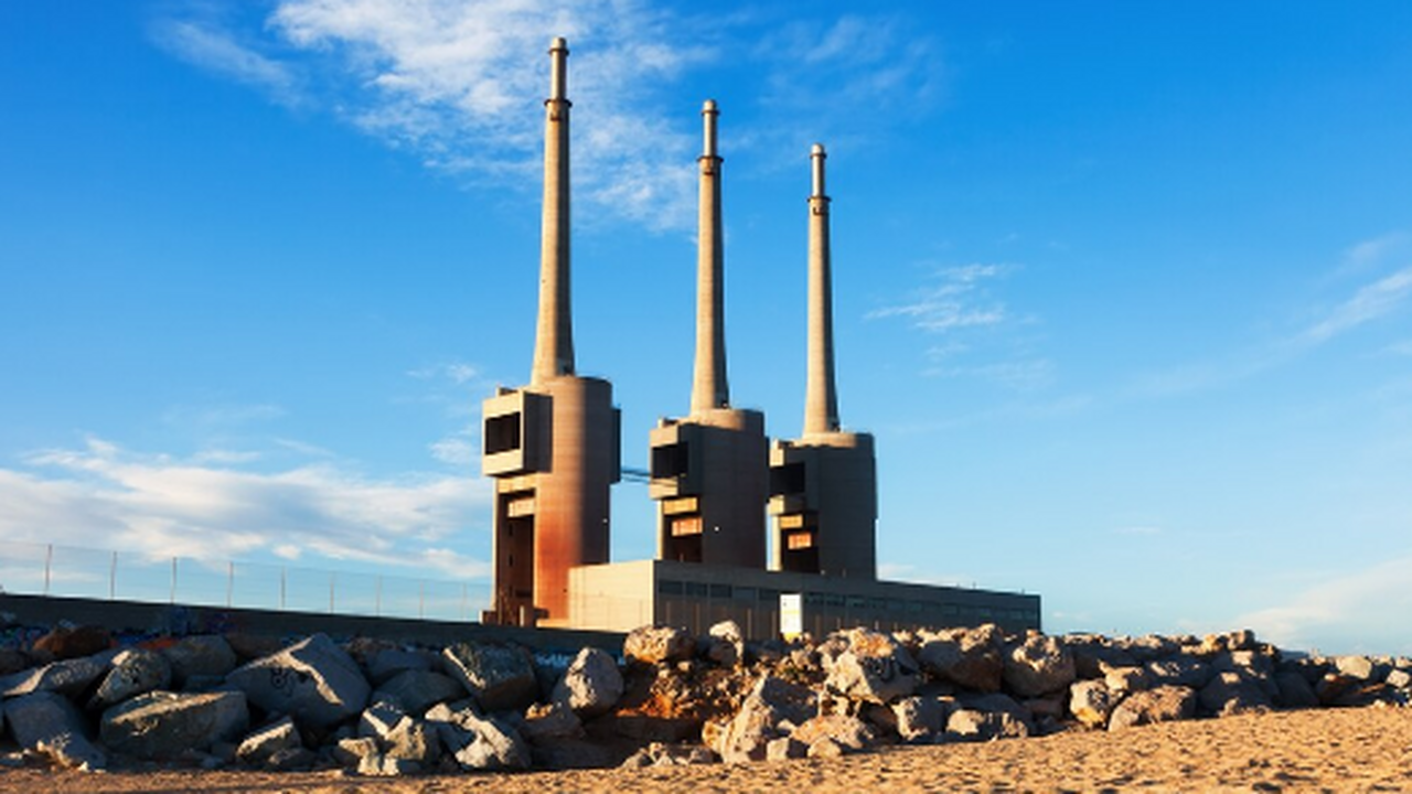 Электростанция, оснащенная гелиостатами, предст...