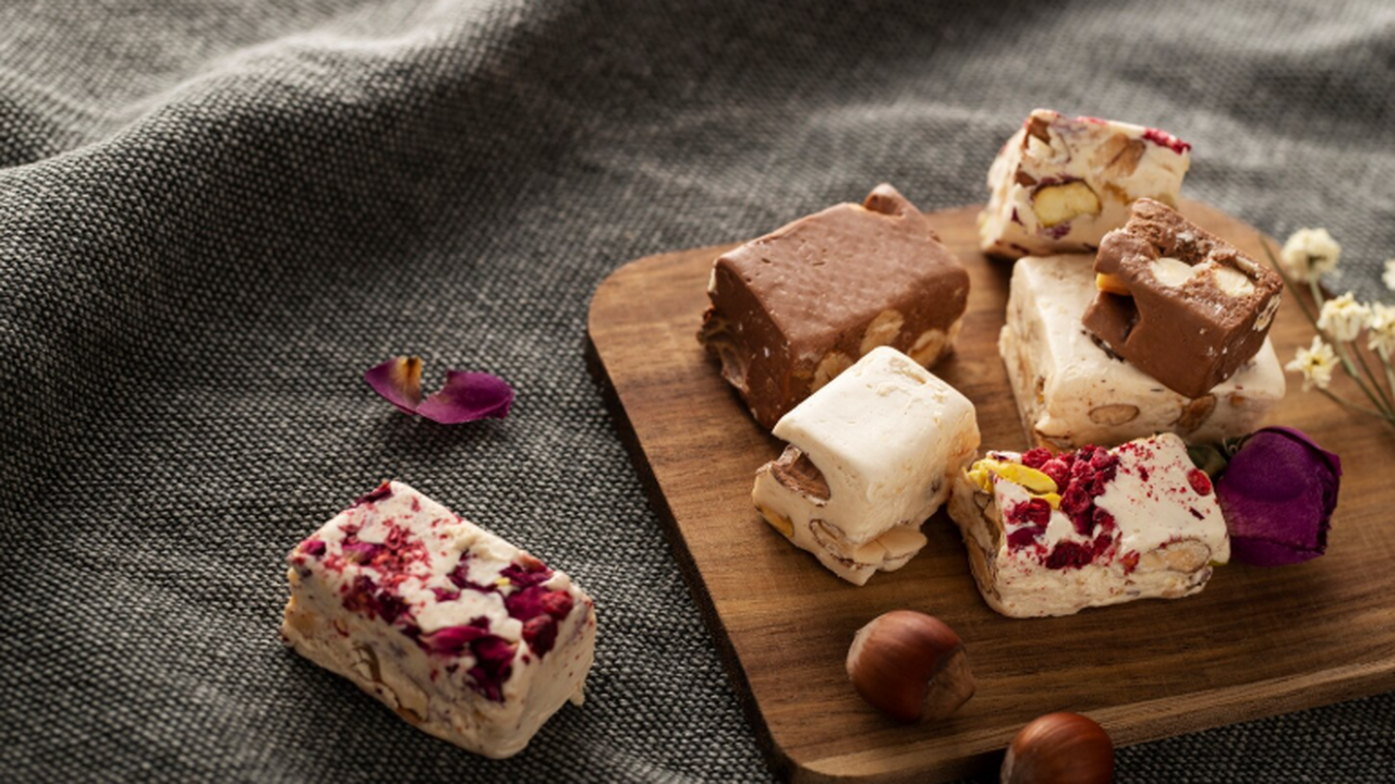 Ломаем шоколад на кусочки и топим на водяной ба...