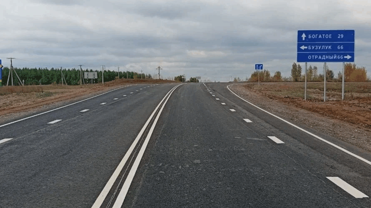 В Борском завершили укладку верхнего слоя асфальта на одном из въездов В Борском районе Самарской области по нацпроект...