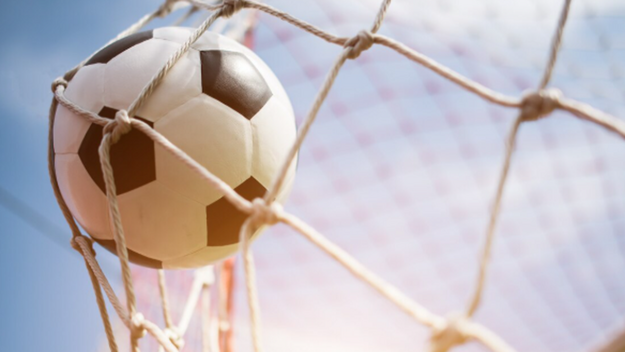 По завершении текущего спортивного сезона футбо...