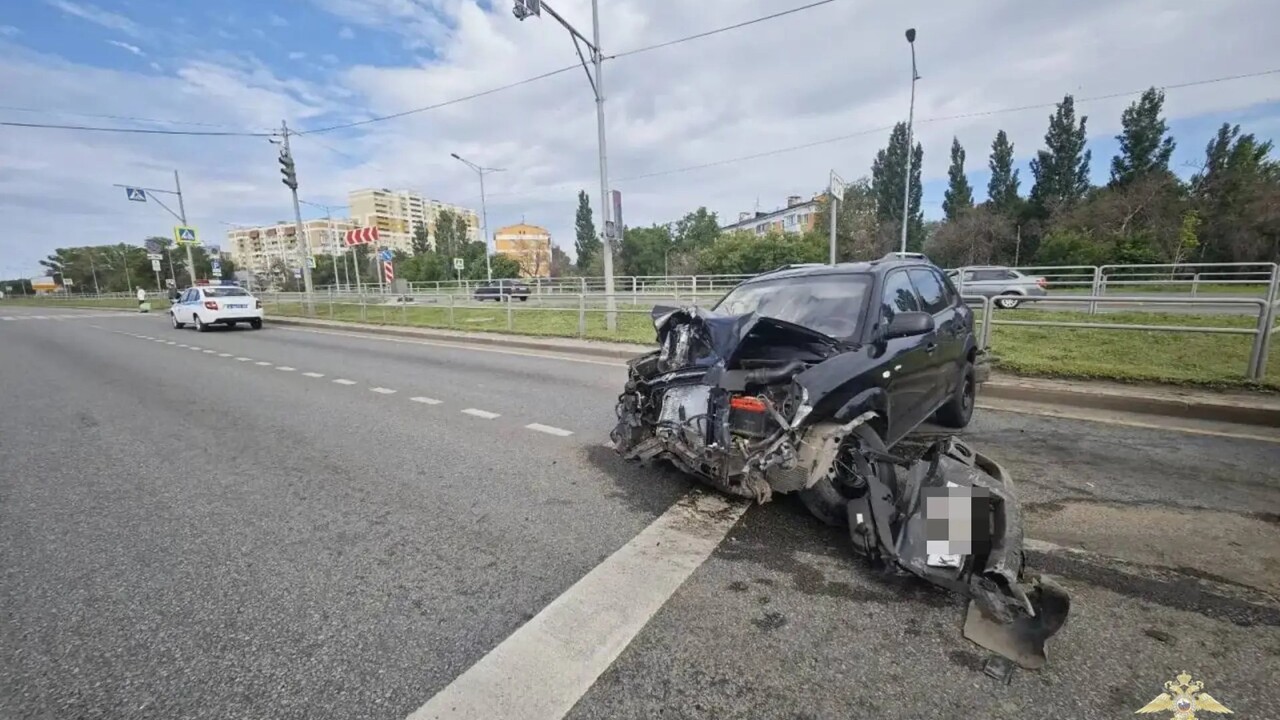 В Самаре водитель протаранил ограждение на Московском шоссе после разрыва шины 13 июня 2026 года, примерно в 06:00 по местному...