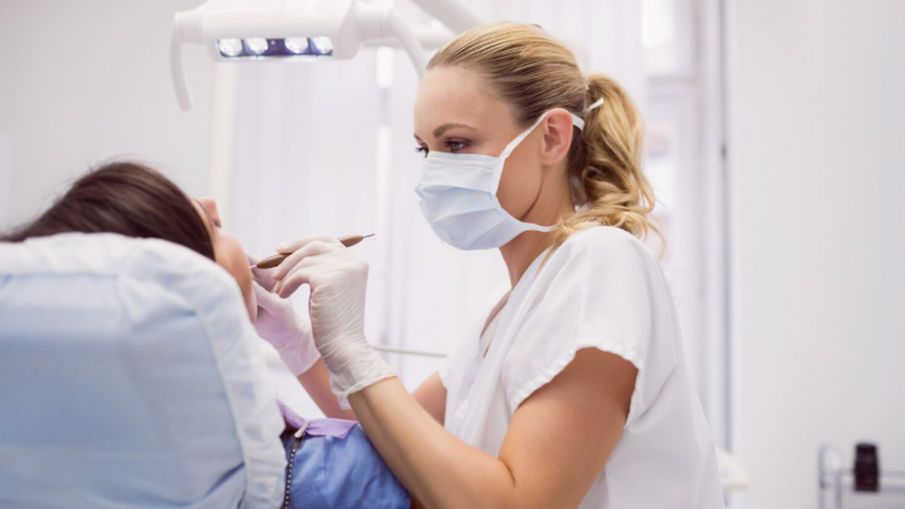 ТАСС: ученые РФ нашли способ свести к минимуму риск отторжения зубных имплантов Учёные Сеченовского Университета провели исслед...