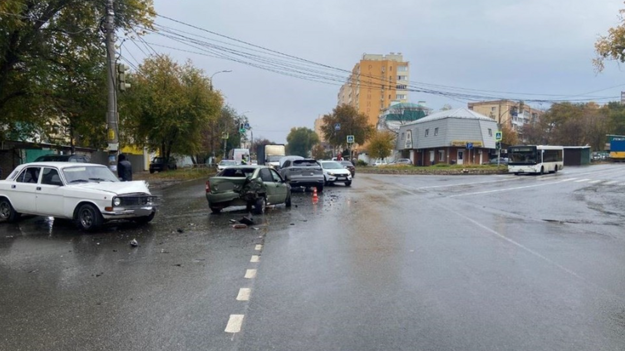 В Самаре произошла массовая авария на ул. Промышленности с участием четырех авто В четверг, 16 октября 2025 года, около полудня ...