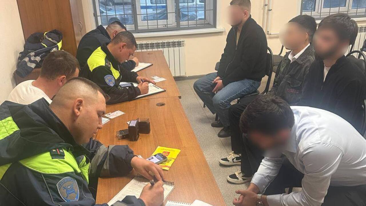 В городе Самаре на улице Советской Армии свадеб...