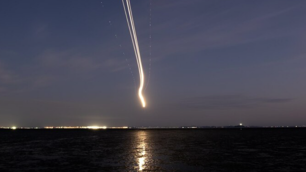 Жители центральной Японии сняли на видео яркий ...