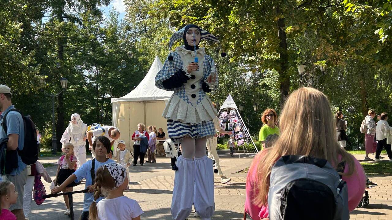 "Наша задача – создать праздник": организатор "Пластилинового дождя" рассказал, как в Самаре зародился фестиваль уличного искусства В субботу, 16 августа, в Самаре стартовал юбиле...