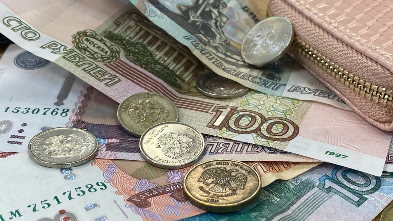 Размер небольшой, но хоть так: каждому пенсионеру со стажем до 2002 года добавят 2000 рублей — решение о прибавке уже одобрено Как получить прибавку к пенсии: кому выгодно пе...