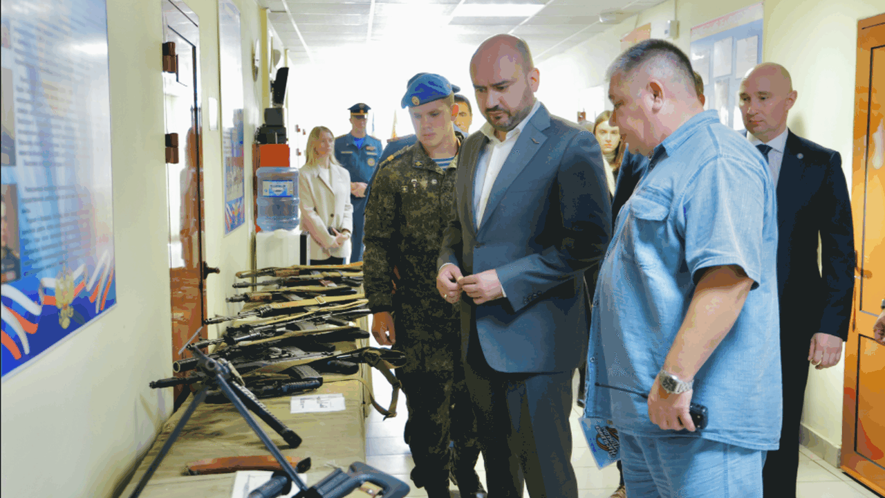 Вячеслав Федорищев наградил юнармейцев – победителей военно-спортивной игры «Наследники Победы» В понедельник, 6 июля, Губернатор Самарской обл...
