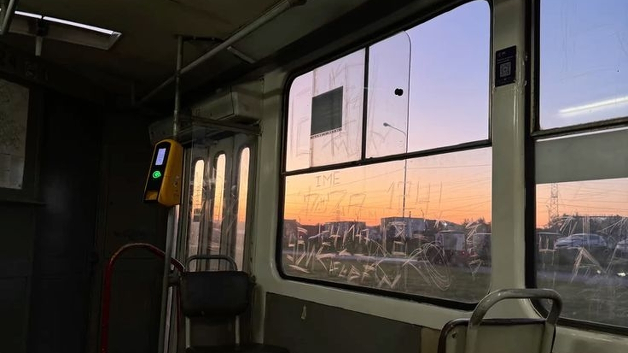 Праздничный трамвай в фирменном стиле региона н...