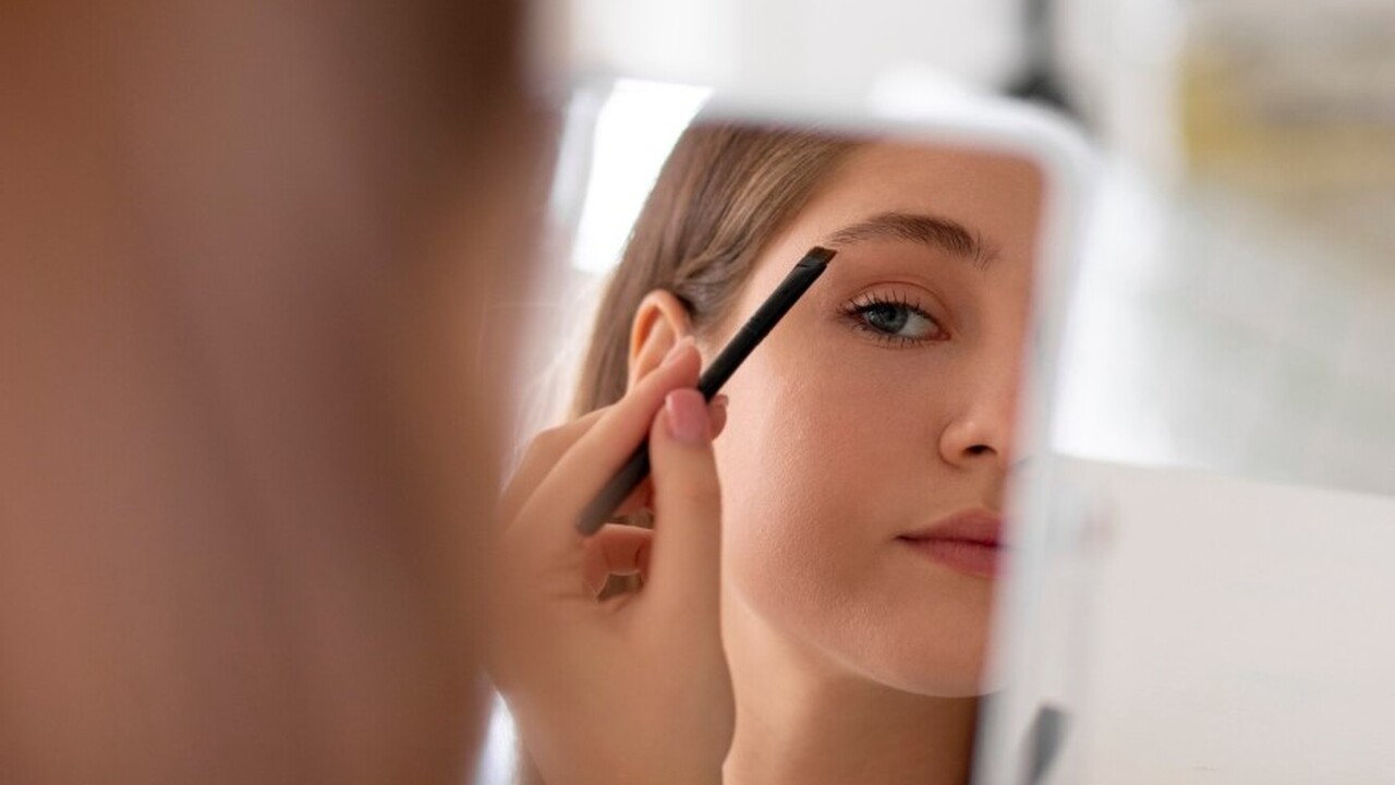 Регулярное окрашивание бровей в салоне красоты ...