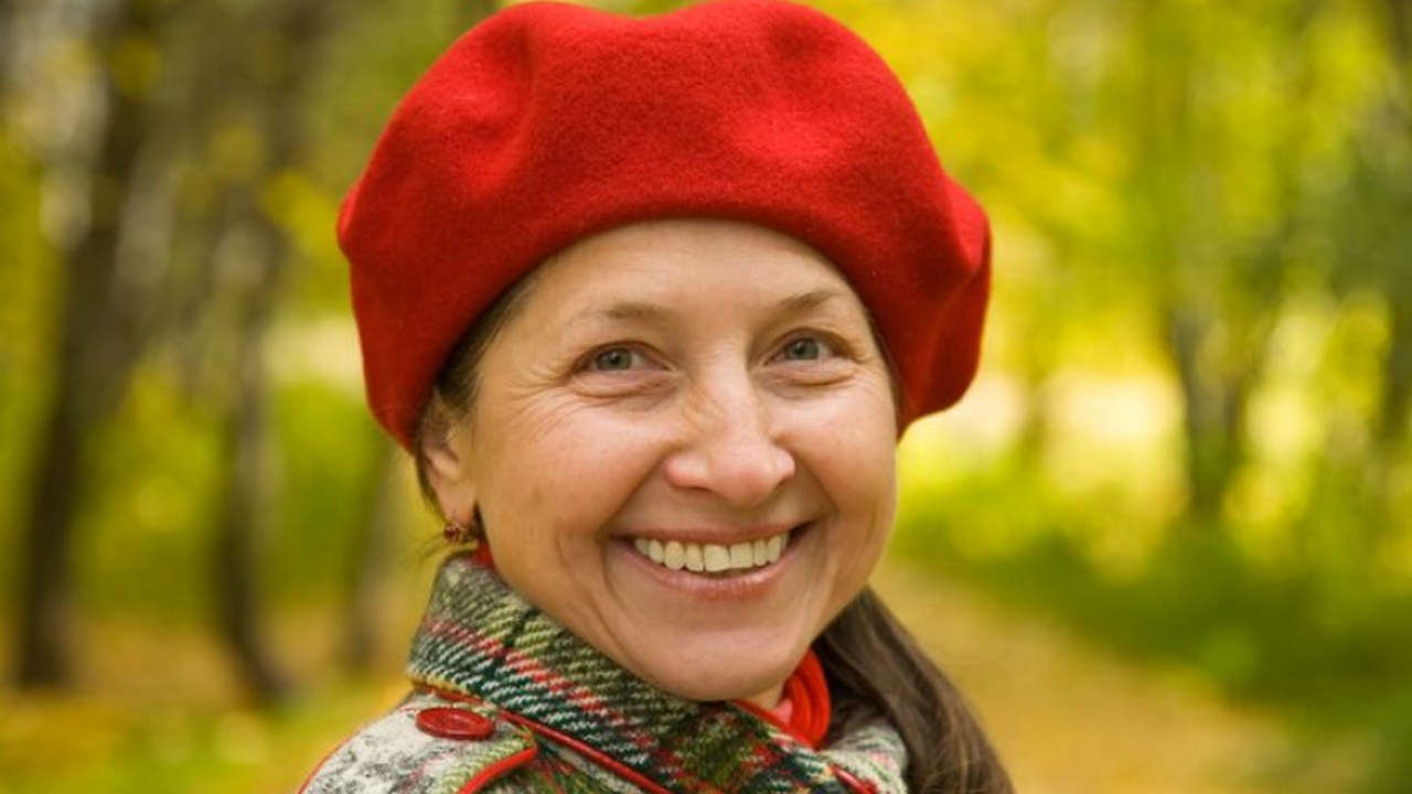 Стильный головной убор для женщин 50+: как выбр...