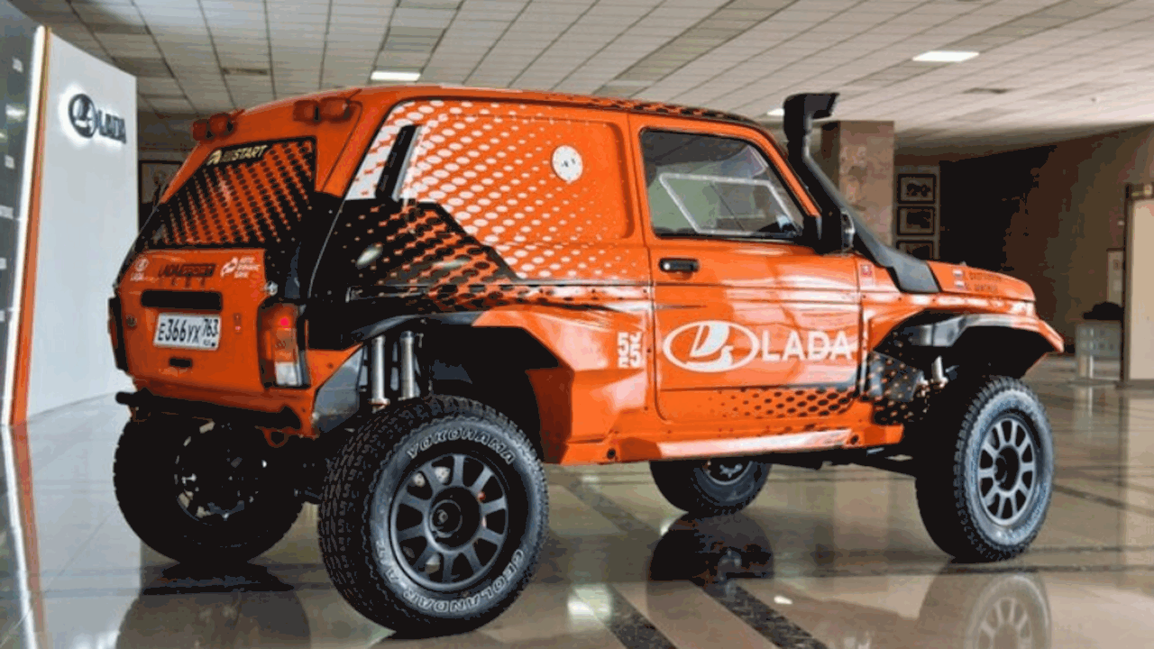 Гроза дорог: новые Niva Legend в оранжево-красном цвете приехали к дилерам Внедорожный автомобиль Lada Niva Legend в спорт...