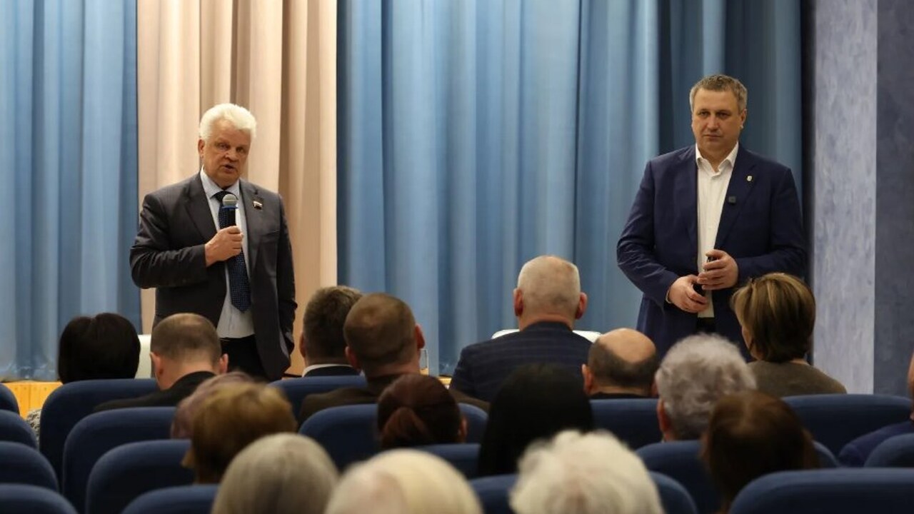 Иван Носков и Виктор Казаков обсудили с жителями Новой Самары и Крутых Ключей развитие социальной и транспортной инфраструктуры Глава Самары Иван Носков совместно с депутатом ...