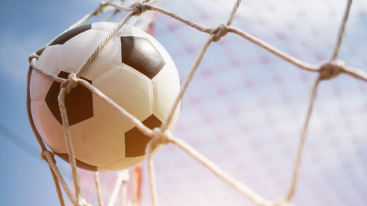 Профессиональный футбольный клуб «Крылья Совето...