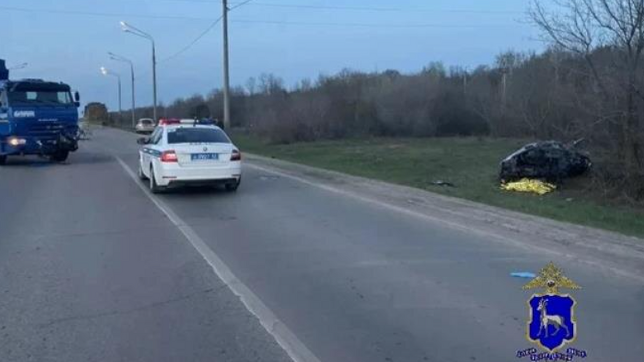 В 18:15 по местному времени на автомобильной до...