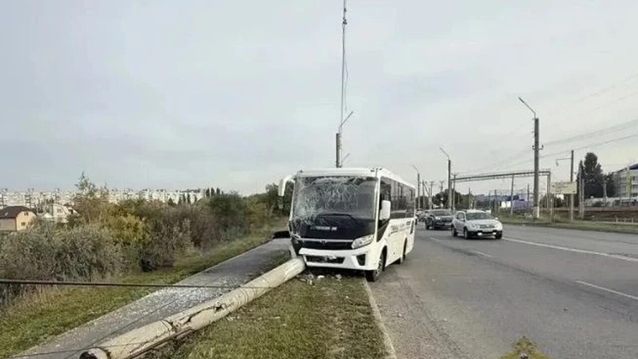 Автобус ПАЗ врезался в столб в Сызрани: пострадавших нет, салон был пуст Дорожно-транспортное происшествие без пострадав...